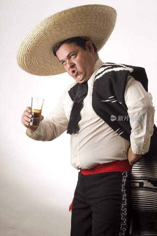 墨西哥男子品尝龙舌兰酒
