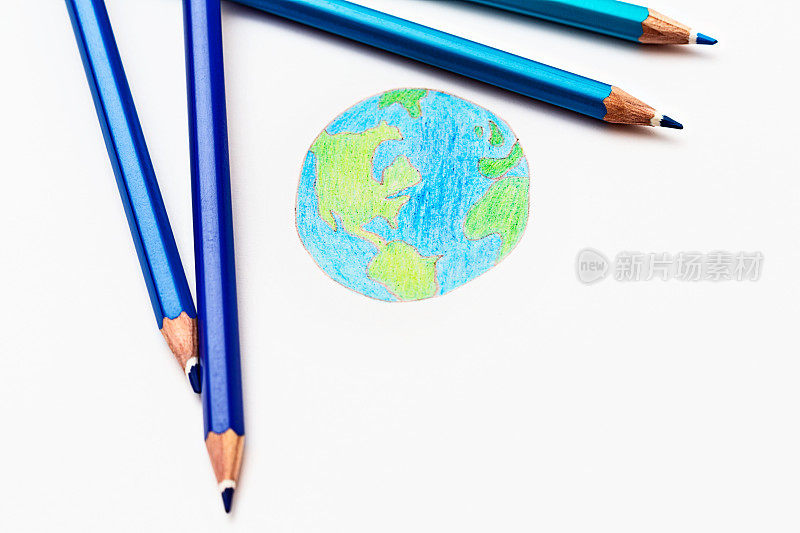铅笔蜡笔围绕手绘世界地球仪在画板上