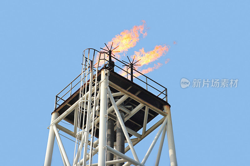 火焰塔在一个海上石油钻机天然气和甲烷