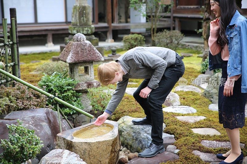一对夫妇在日本寺庙花园散步