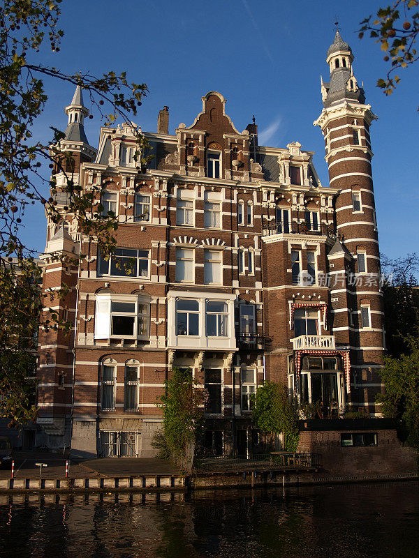 沿着阿姆斯特丹运河的旧建筑