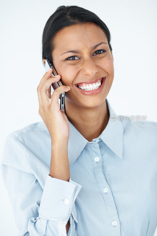 快乐的女商人用手机聊天