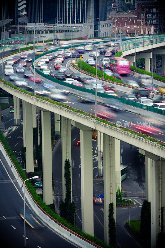 上海，高速公路上开车