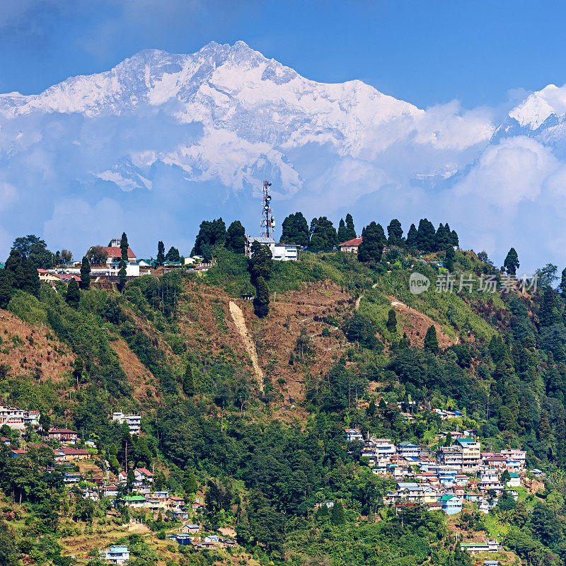 大吉岭全景，干城章嘉山为背景