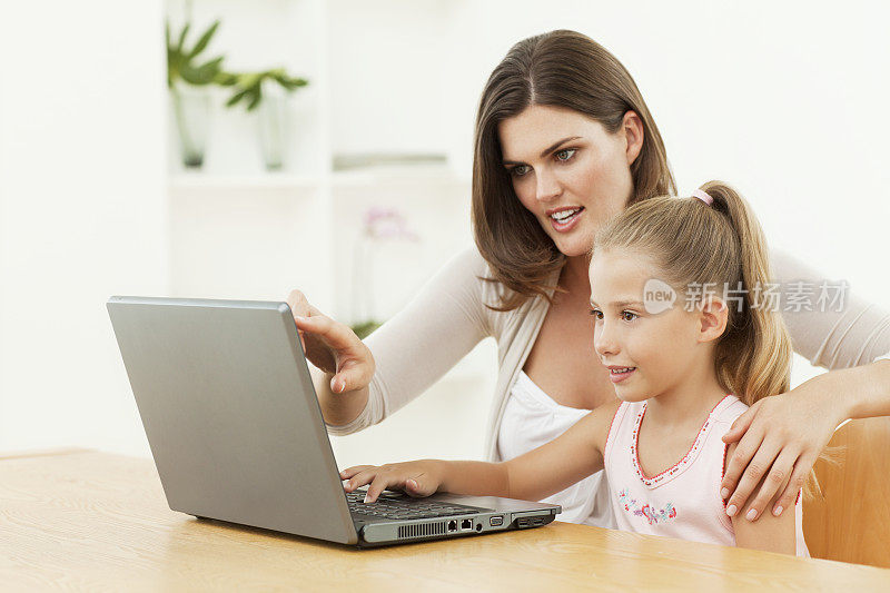 微笑的母女和电脑