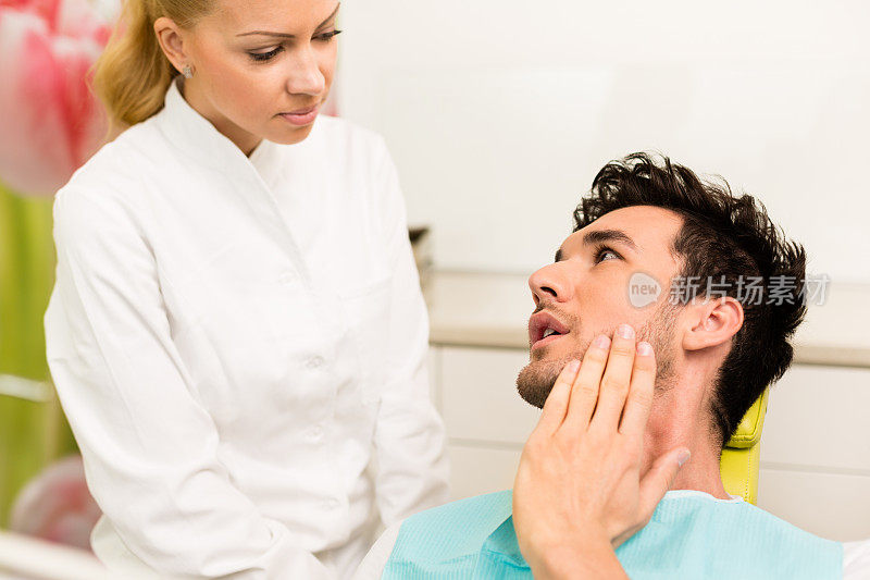 一个牙痛的人在看牙医