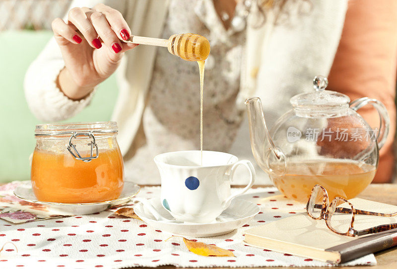把蜂蜜倒进茶里