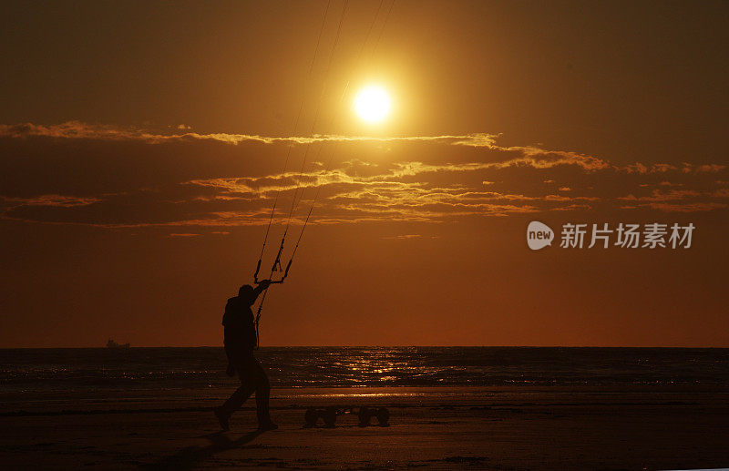 在海滩上冲浪