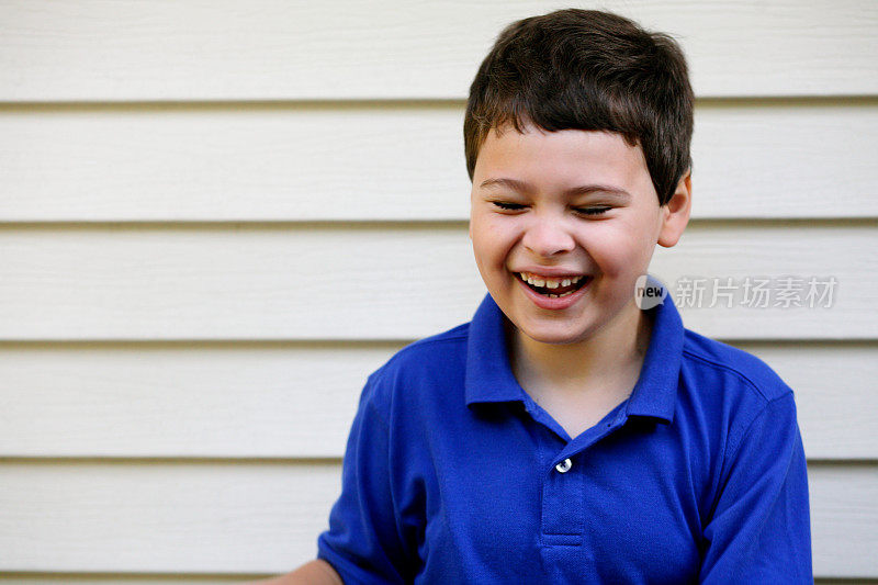 笑着的自闭症男孩的肖像