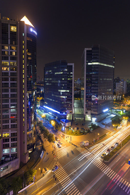 上海市内，夜间的现代建筑