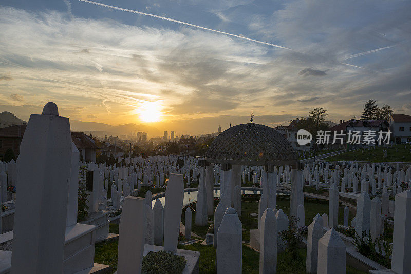 萨拉热窝墓地上的日落