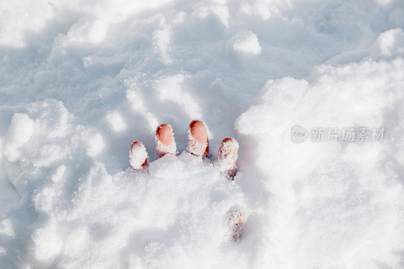 被雪埋的人