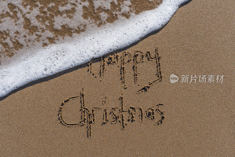 圣诞快乐写在沙滩上