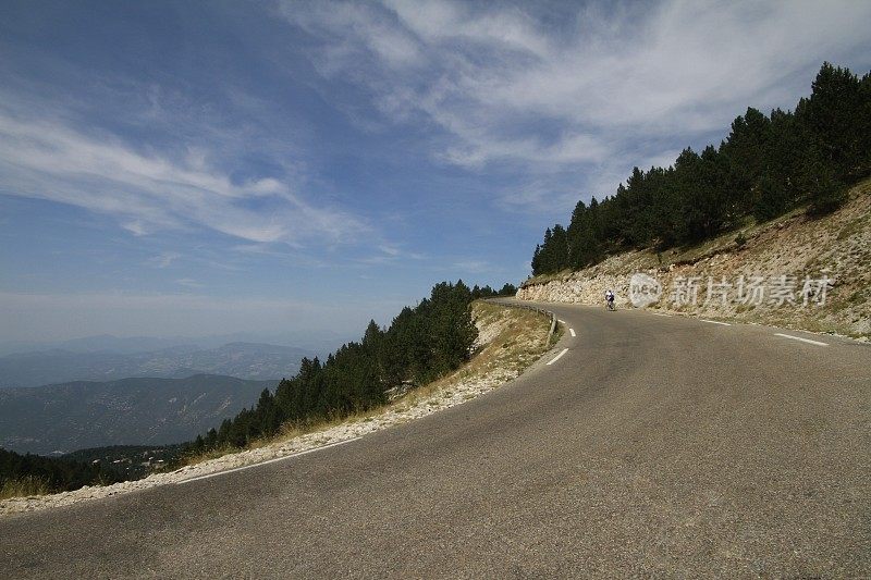 一名骑自行车的人登上法国文图山