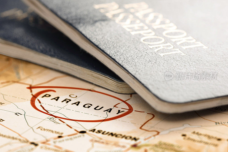 目的地巴拉圭。地图上的护照。旅行的概念。