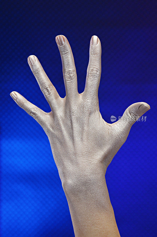 银色金属未来派张开人类的手，数着五个手指