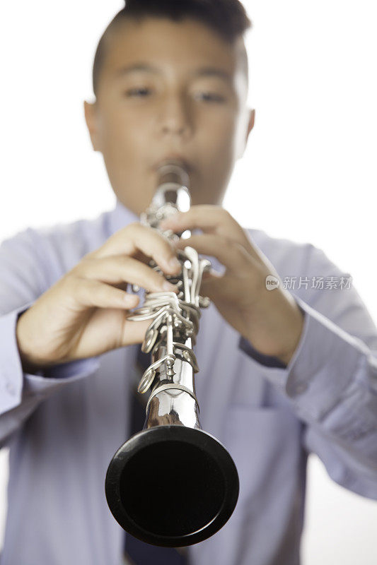 男孩演奏单簧管