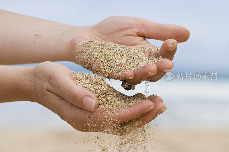 用手筛沙子