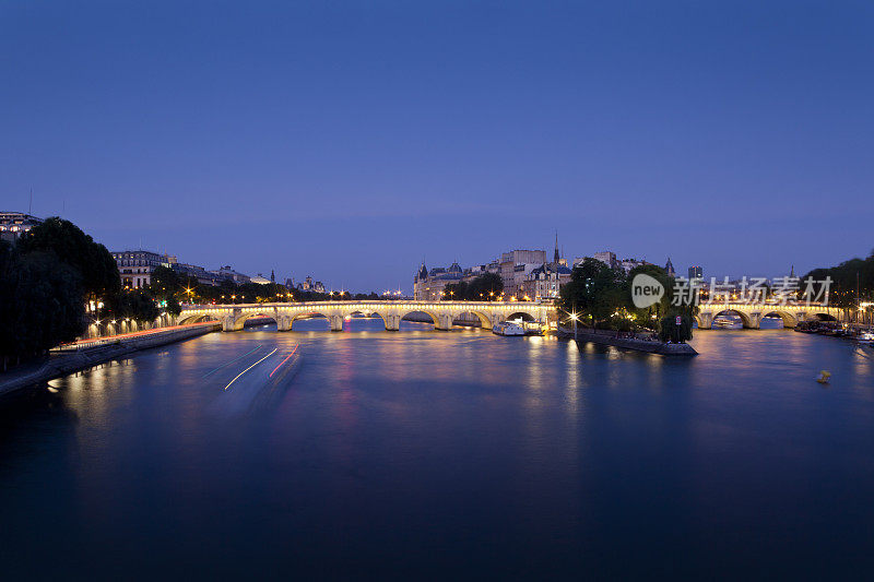 巴黎黄昏时的塞纳河和新桥