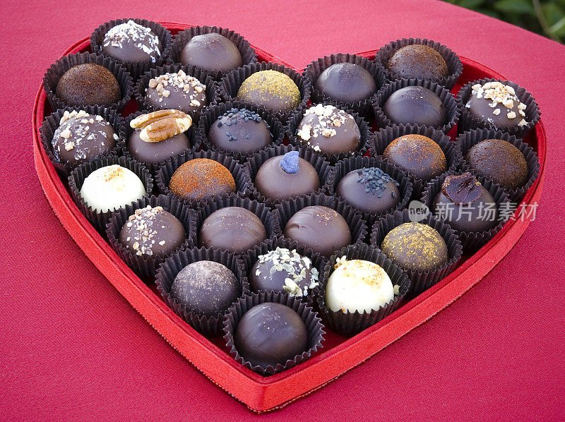 比利时巧克力情人节节日松露糖果，心形礼盒