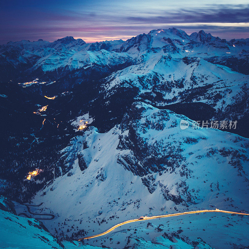 冬季夜晚的阿尔卑斯山