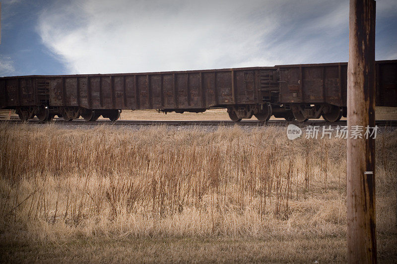 火车穿过大草原