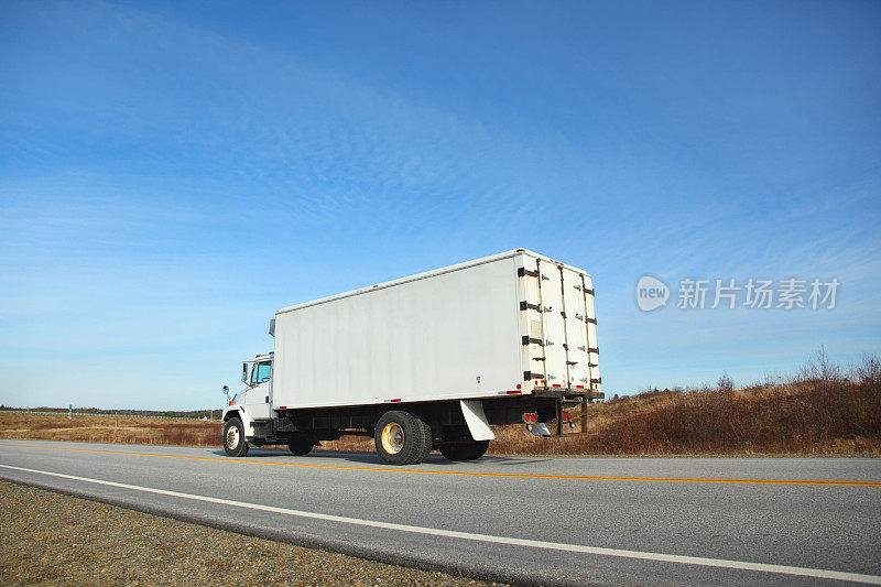 高速公路上的卡车