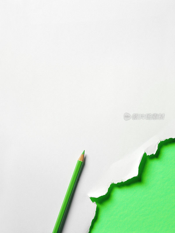 绿色的纸，白色的纸和绿色的铅笔
