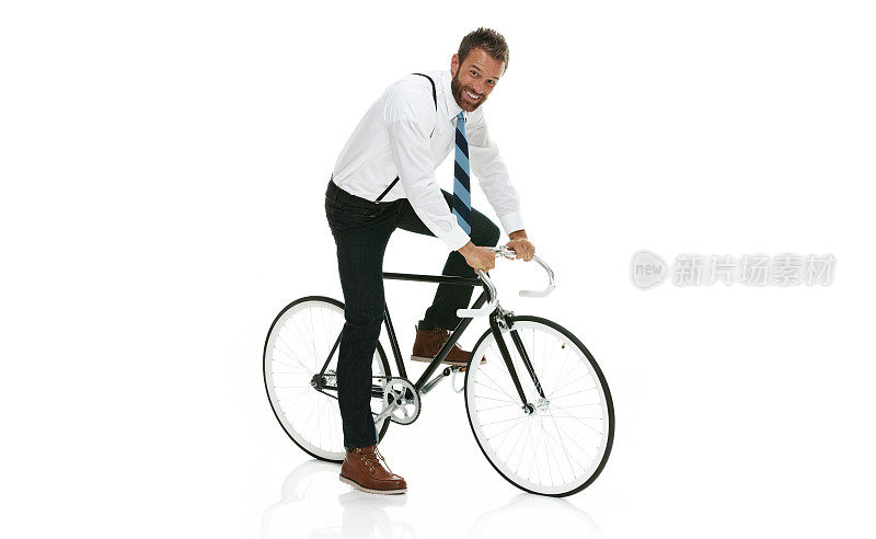 微笑的商人骑自行车