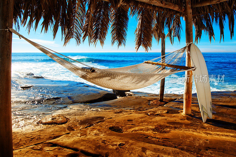 梦想的海滩度假，带吊床和冲浪板，