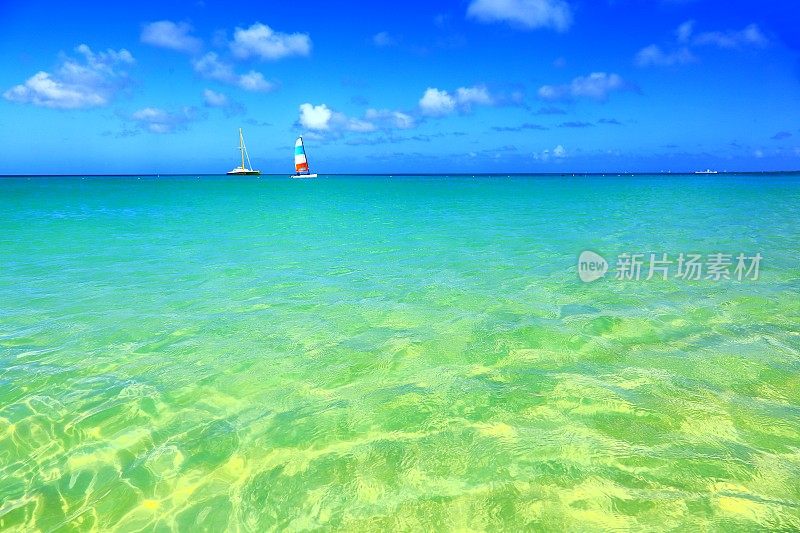 有船的岚溪海滩，阿鲁巴-加勒比海