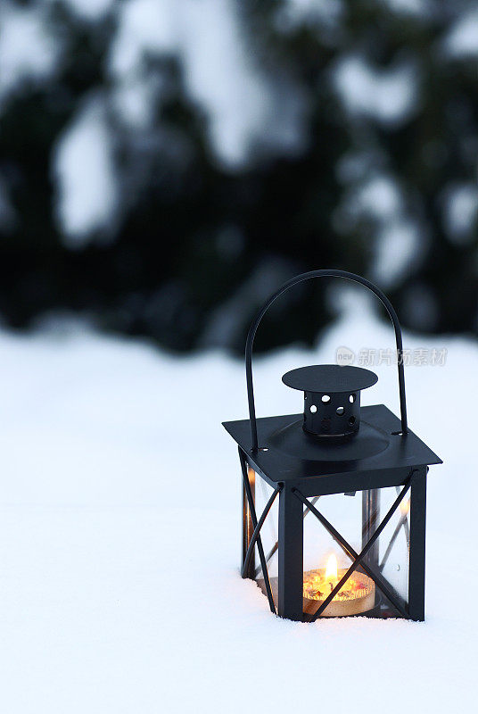 灯笼在雪地上