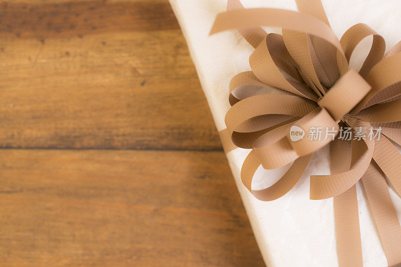 礼物:包装礼物。带棕色蝴蝶结的白色盒子。