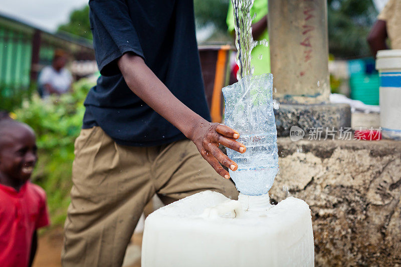 水泵旁的非洲男孩