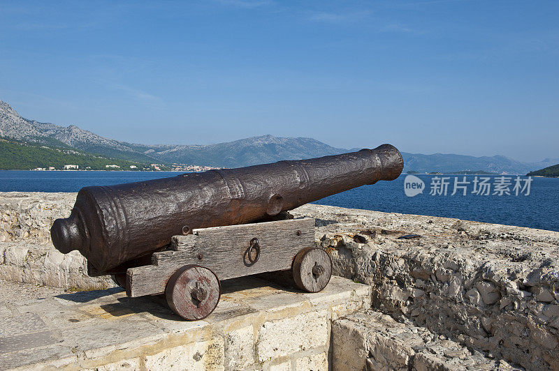 中世纪城镇科尔库拉的大炮。克罗地亚