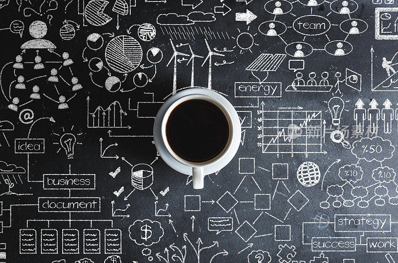 黑色的桌子上放着关于商业战略规划的咖啡