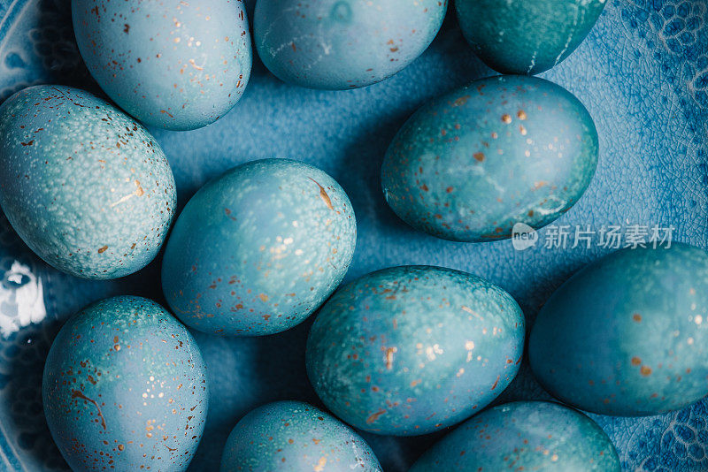 现代手工染色的蓝色复活节彩蛋