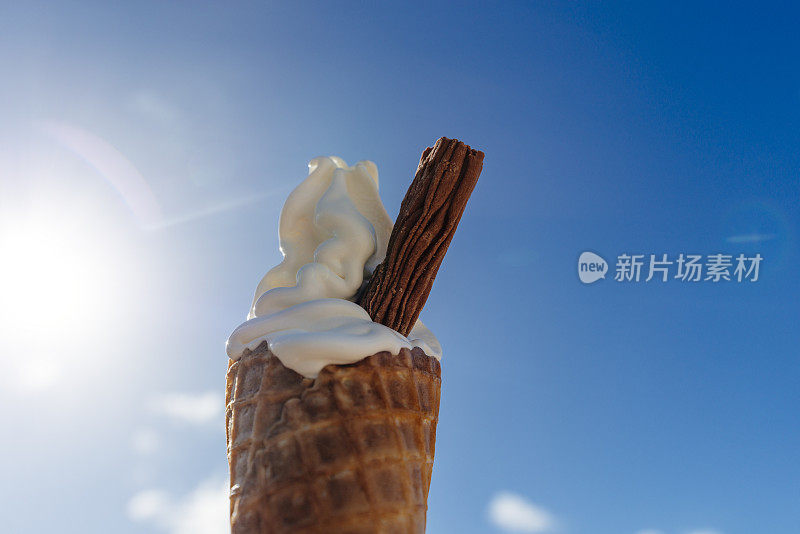 纽基，康沃尔，蓝天下的冰淇淋。