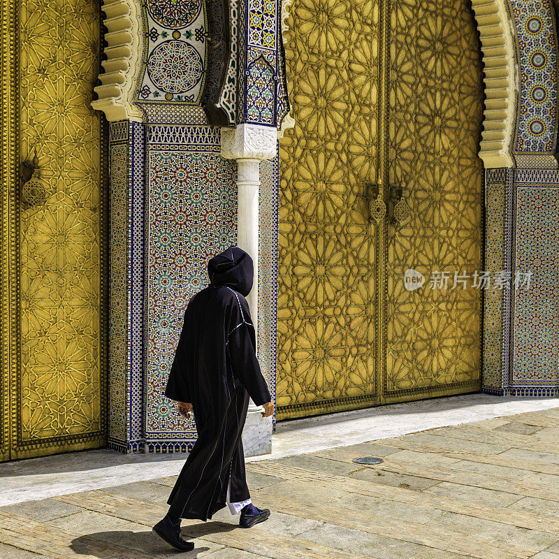 一名摩洛哥男子走在皇宫前