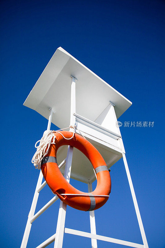 有救生环浮标的海滩瞭望塔