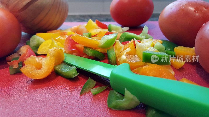 准备新鲜辣椒，番茄和洋葱的辣椒