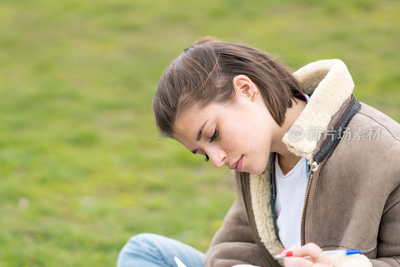在公园里学习的年轻女子