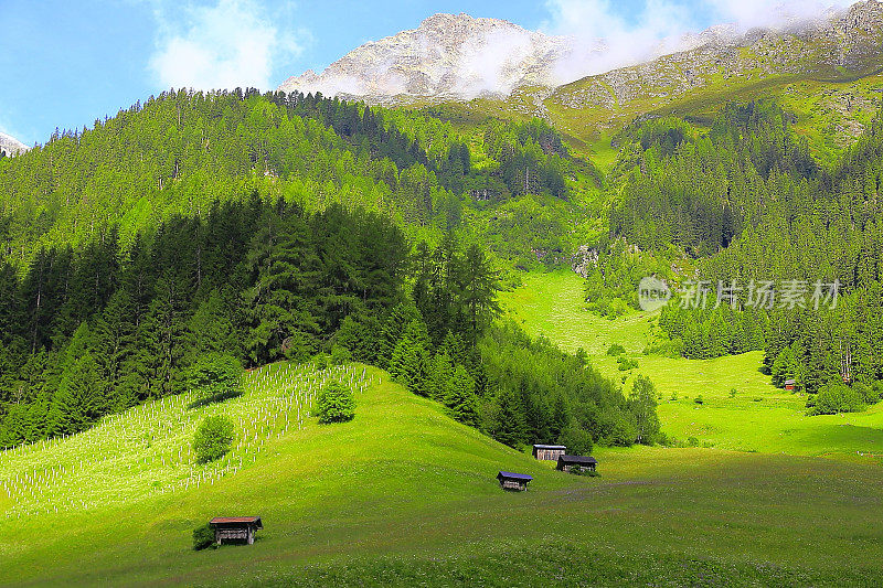 谷仓农场和雄伟的考纳塔尔南蒂罗尔雪山全景和田园诗般的奥兹塔尔蒂罗尔山谷，奥地利