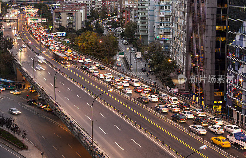 高速公路上堵车了