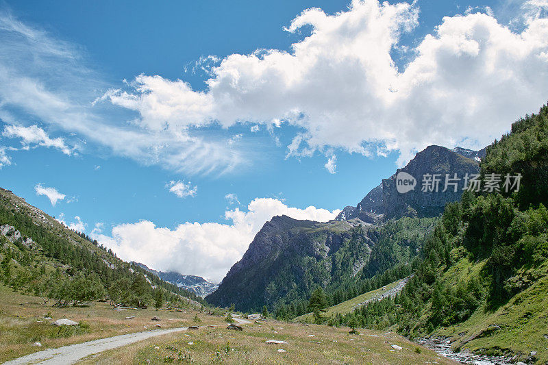 阿尔卑斯地貌使法国的阿尔卑斯山脉