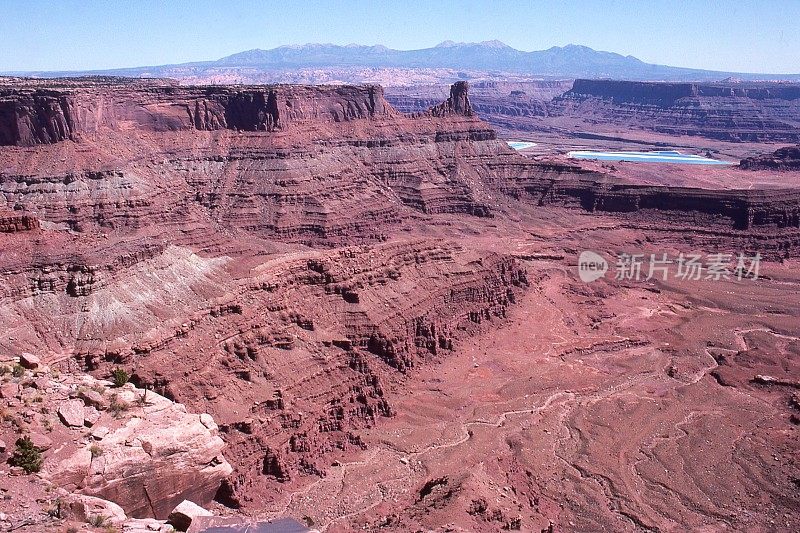 峡谷地国家公园俯瞰红色的岩石国家和峡谷与拉萨尔山脉在远处和蒸发池铀矿作业附近的摩押犹他州山谷