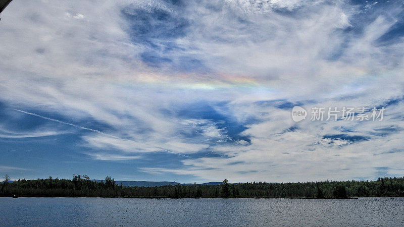 彩虹太阳黑子，球拍湖上空的云，阿迪朗达克州立公园，纽约