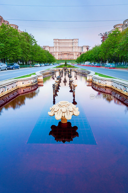 罗马尼亚布加勒斯特议会大厦的大道和喷泉