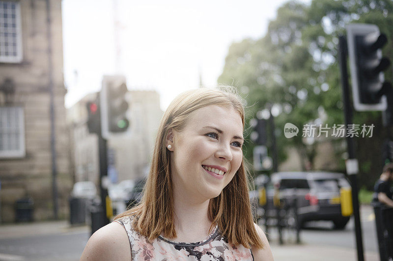 一名年轻女子在英国城市的街头肖像。