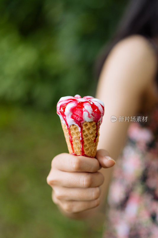 草莓冰淇淋融化